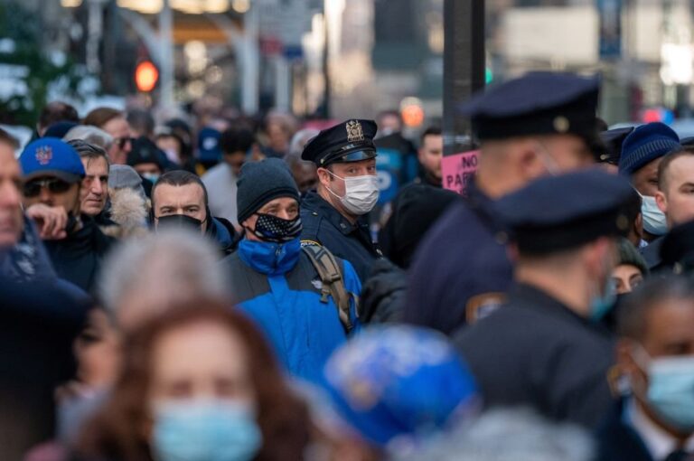 Nueva York despide personas por negarse a la vacuna