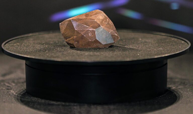 Venden diamante negro “Enigma”, de 555 quilates en 4,3 millones de dólares