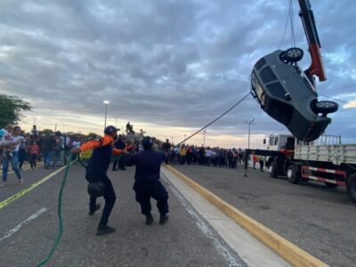 Zulia: Camioneta con dos ocupantes cae al agua al estrellarse con barandas en La Vereda del Lago