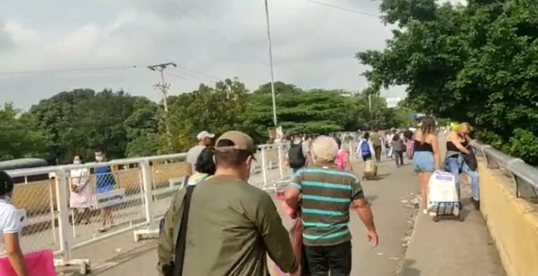 Puente Simón Bolívar concurrido este martes de cédula impar
