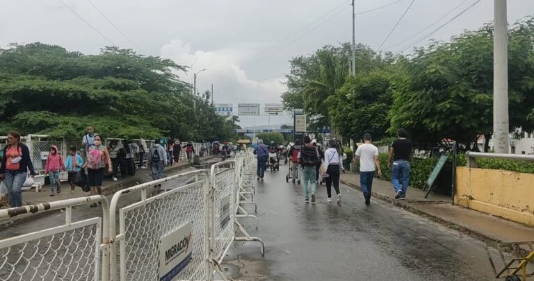 Así transcurre la salida y retorno por el puente Simón Bolívar