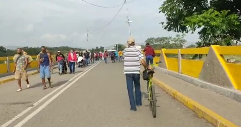 Así transcurre la movilización por el puente Simón Bolívar