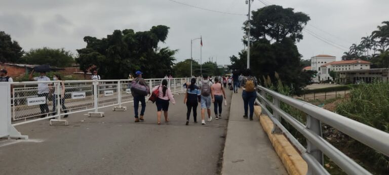 Así luce el puente Simón Bolívar este 18F