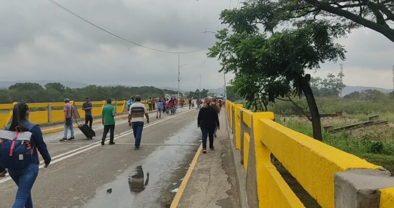 Fluido y concurrido el paso por el puente internacional Simón Bolívar