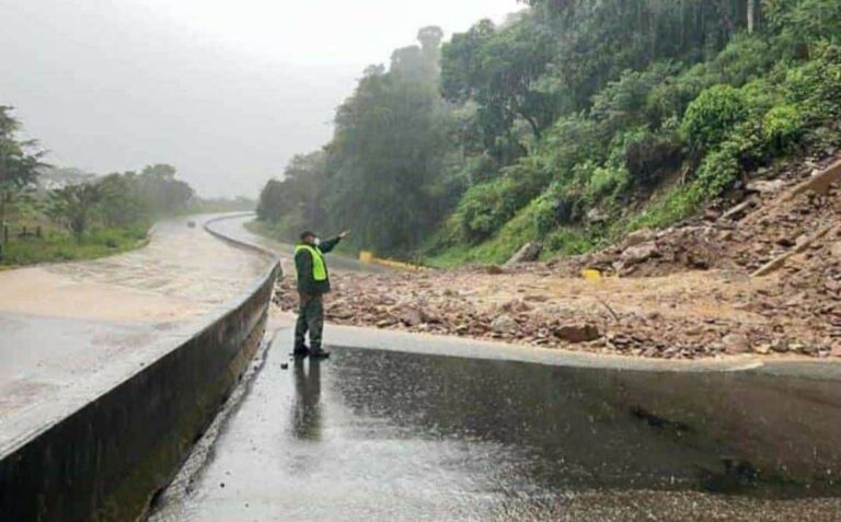 Fuertes lluvias se registran en San Juan de Colón