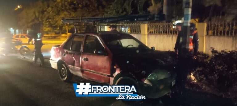 Conductor terminó en plena isla de la vía y chocó con un poste al perder el control de su carro en San Antonio