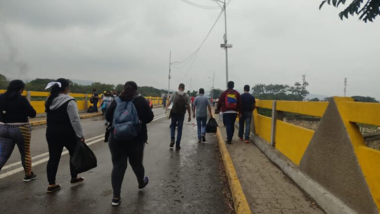 Nutrido el puente Simón Bolívar este 26F