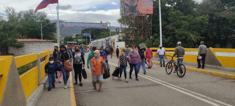 Nutrida la circulación por el puente Simón Bolívar este lunes 28F