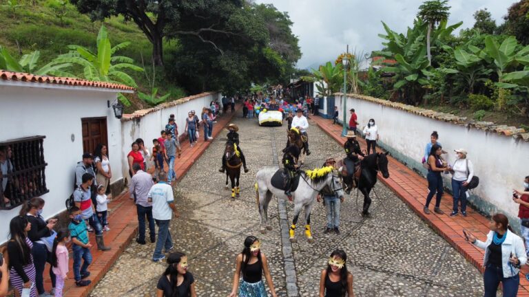 Cotatur celebra por todo lo alto el inicio del Carnaval en San Pedro del Río