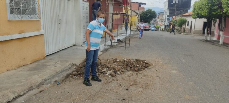 “El paso de las gandolas de carga pesada  daña tubería matriz en sector La Popita”
