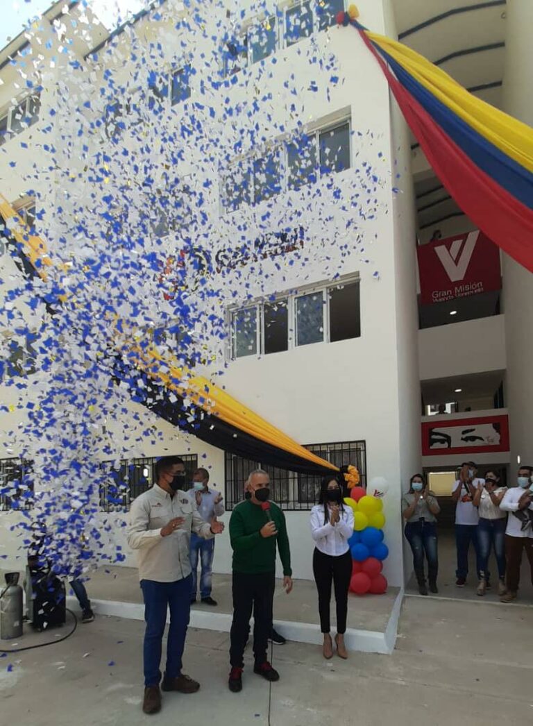 Entregan 16 viviendas en urbanismo El Refugio