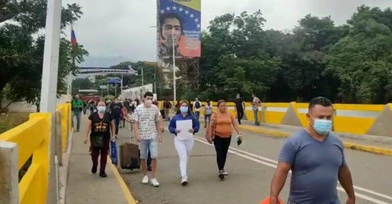 Nutrido el tránsito por el puente Simón Bolívar