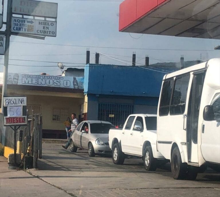 Usuarios de la E/S La Llanada molestos por no poder surtir diésel