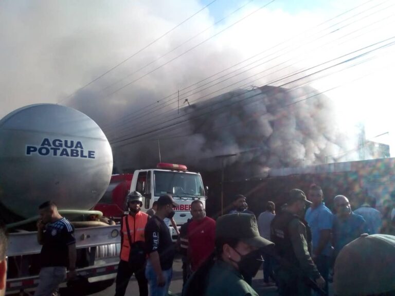 Incendio acabó con establecimiento comercial en La Fría
