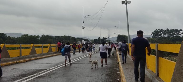 Nutrido el tránsito por el puente Simón Bolívar