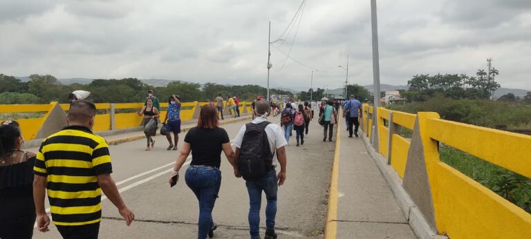 Concurrido el puente Simón Bolívar este 14F