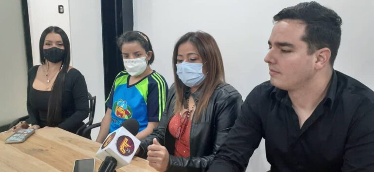 Gran desfile de moda en el Día mundial del cáncer Infantil