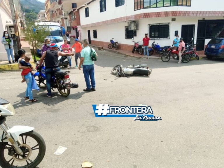 Colisión entre dos motos en las cercanías al Mercado Campesino de San Antonio