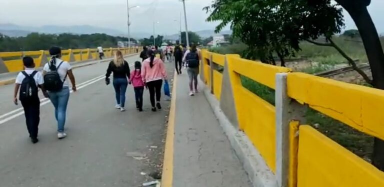Puente Simón Bolívar concurrido este 16F