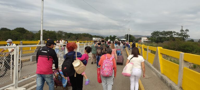 Puente Simón Bolívar concurrido este 21F