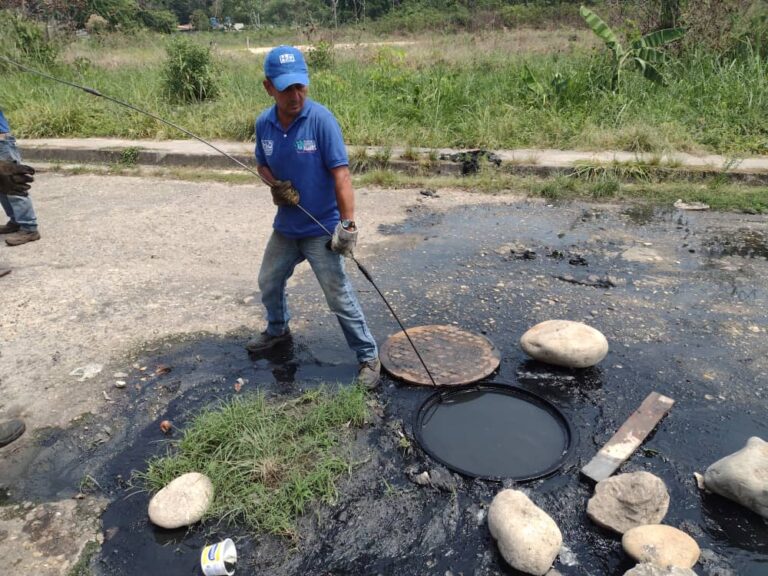 Cuadrilla de Hidrosuroeste destapó cloacas en Los Próceres y Brisas de El Piñal