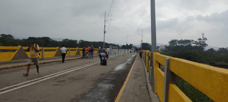 Domingo lluvioso y de cédula impar por el puente Simón Bolívar