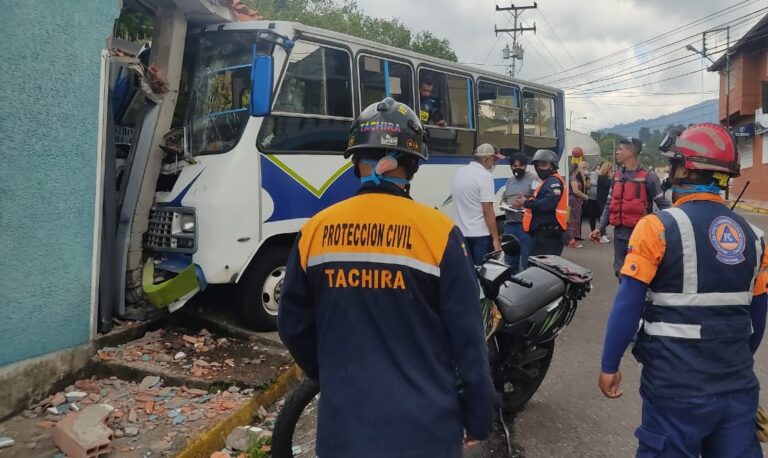 Lesionados siete miembros de iglesia evangélica en accidente de una buseta