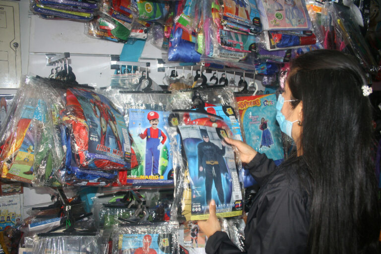 Disfraces para los niños dependen del dinero en casa