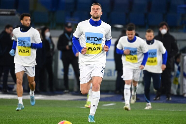 FIFA saca de Rusia los partidos de su selección y prohíbe la bandera e himno