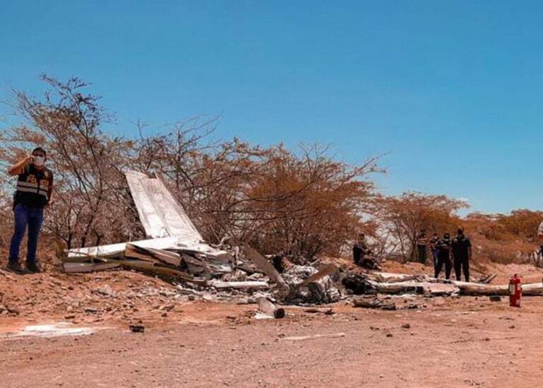Siete muertos al caer avioneta con turistas  cerca de Líneas de Nasca en Perú