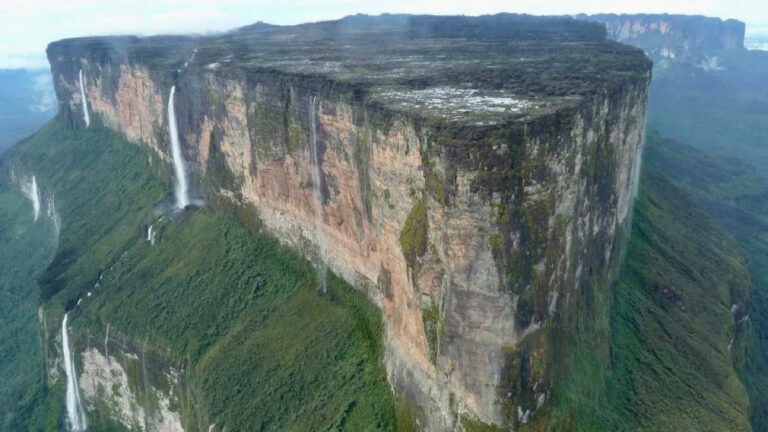 Investigan daños ecológicos por fiesta en tepuy de Canaima