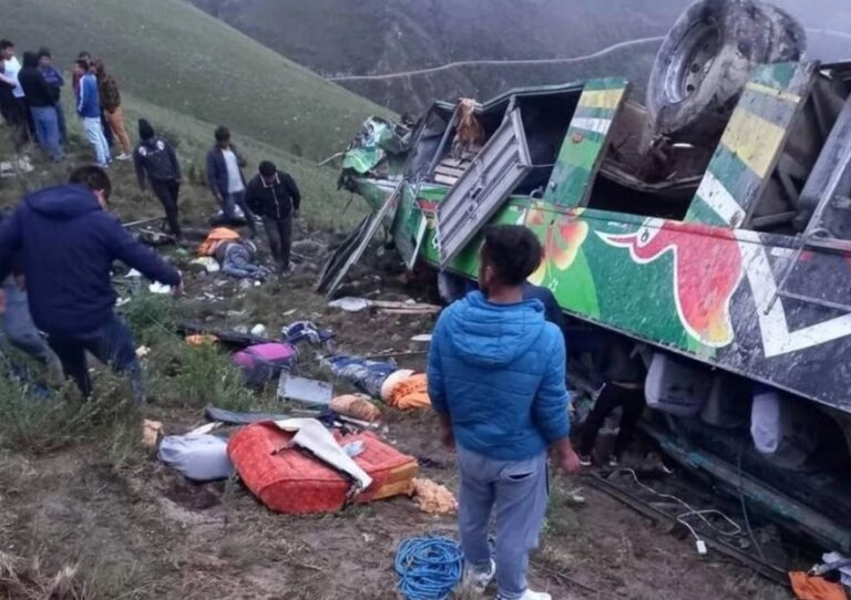 Al menos 22 muertos y 5 desaparecidos en accidente de bus en Perú