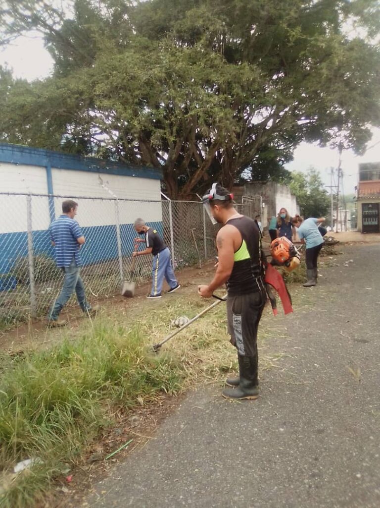 Vecinos limpiaron módulo en el barrio Las Flores