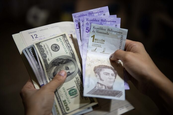Impuesto a las transacciones en dólares «favorecerá al mercado negro»
