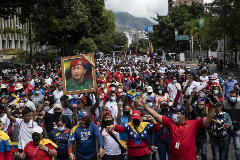 Chavistas muestran “músculo” y oposición se plantea renovación