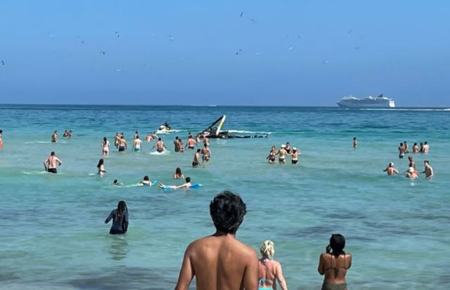 Así fue el momento en que un helicóptero cayó cerca de bañistas en una playa de Miami Beach