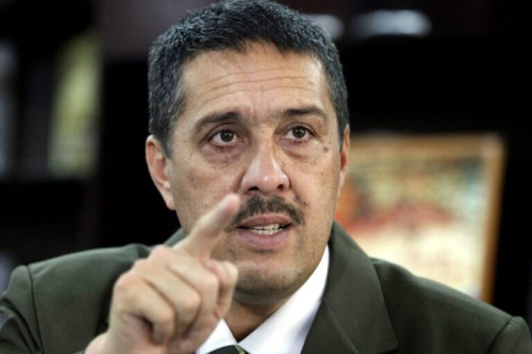 “Al comprar con dólares en supermercados o farmacias se debe pagar el 3 % del impuesto”