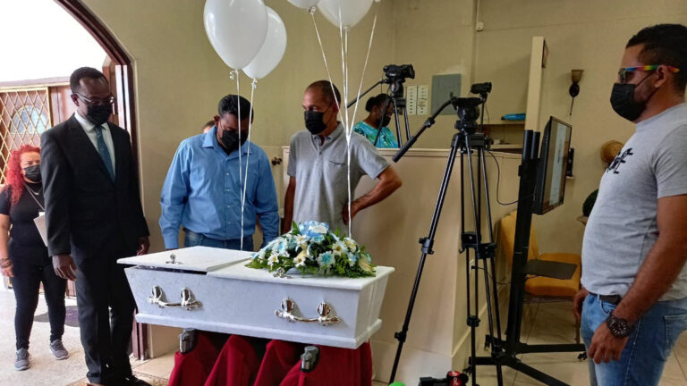 Entierran al bebe venezolano asesinado por la Guardia Costera de Trinidad y Tobago