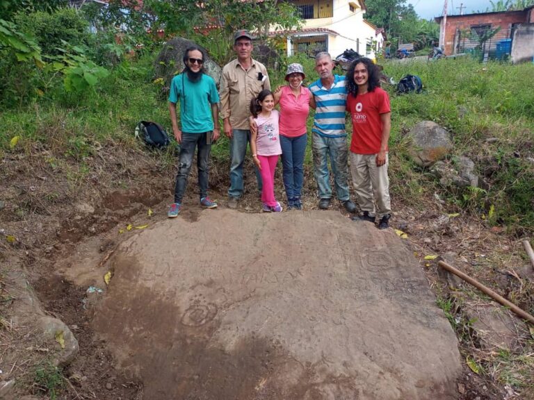 Rescatan grabado rupestre en San Juan de Colón