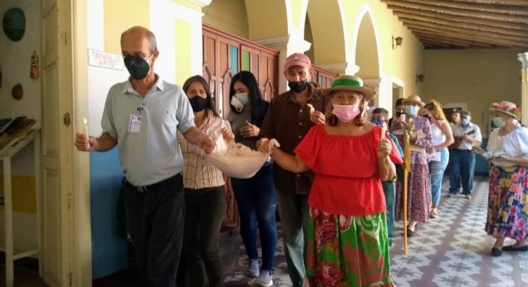 Mavet celebró entre amigos la Paradura del Niño Jesús