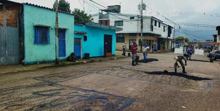 Más de 1800 metros cuadrados de asfalto se han aplicado en el municipio Ayacucho