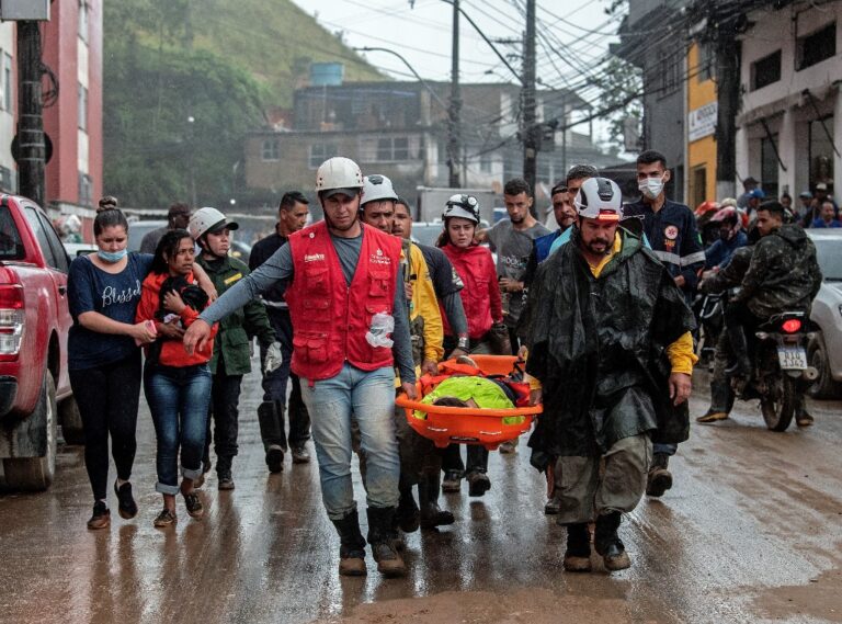 Suman 117 muertos intensas lluvias en Petrópolis
