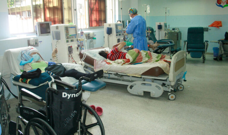 Diálisis en el Seguro Social batalla atendiendo 24 pacientes en 2 turnos 