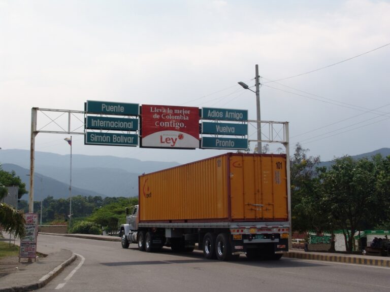 Transporte de carga a la expectativa de la apertura del paso binacional