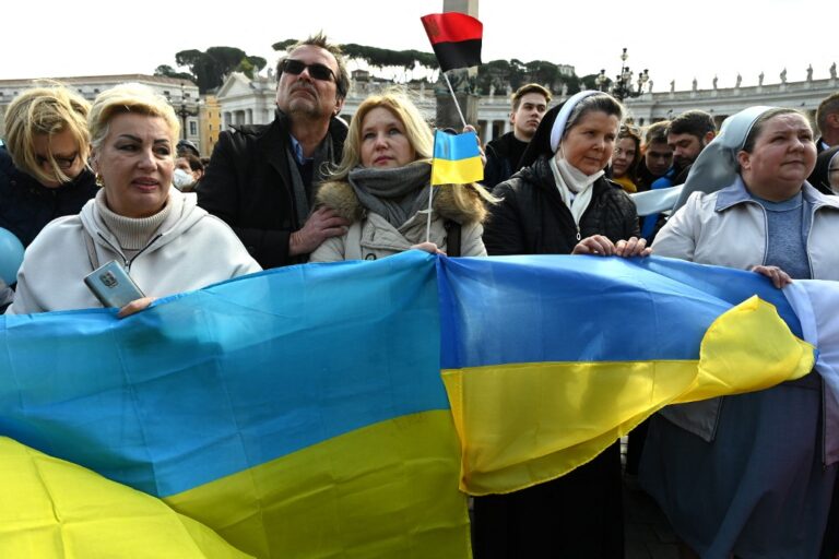 Papa Francisco pide “que las armas callen” en Ucrania y corredores humanitarios