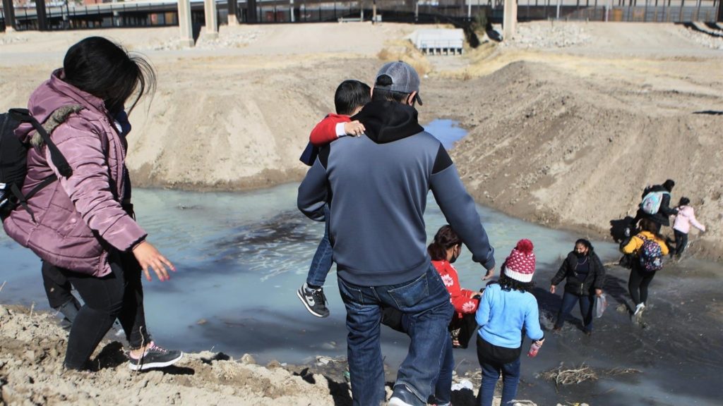 Infobae: Crece la cantidad de venezolanos que ingresan ilegalmente a EE. UU. y son deportados a su país o Colombia