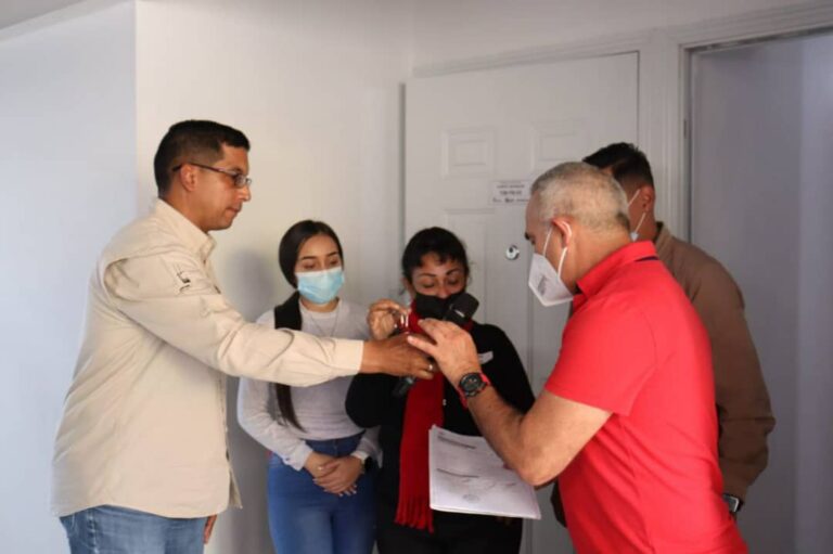 Entregan viviendas a 20 familias en Torbes