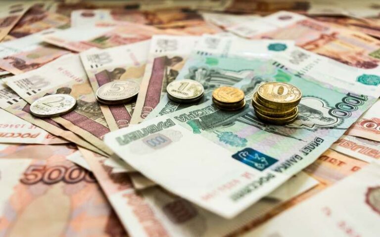 Rusia suspende por seis meses venta de divisas extranjeras y retiros superiores a 10.000 dólares