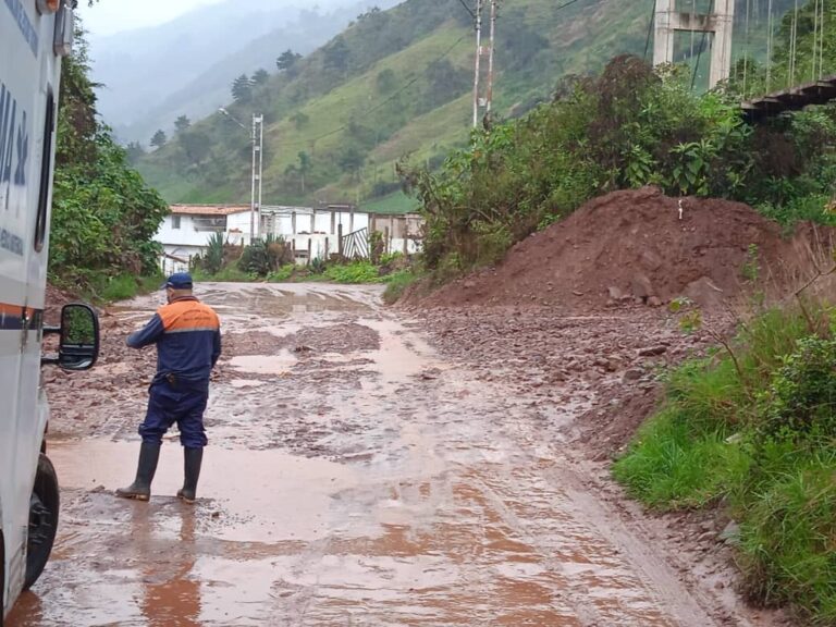 Protección Civil reporta deslizamiento de tierra en la entrada de El Cobre