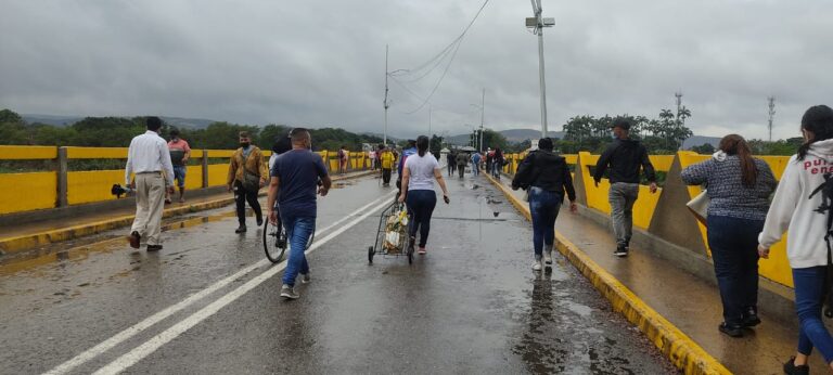Así se encuentra el puente Simón Bolívar este 8M